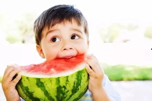 王伊泽吃网红瓜,一场娱乐圈的“瓜田”盛宴