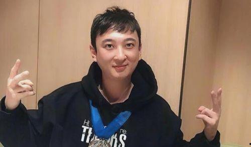 王伊泽吃网红瓜,一场娱乐圈的“瓜田”盛宴